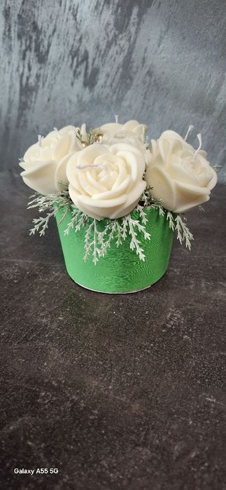 Aranjament floral făcut manual.