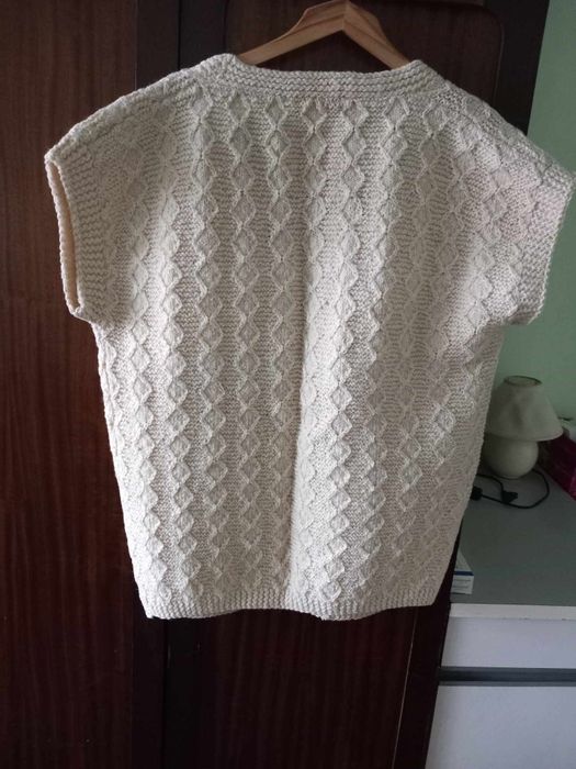 Два броя елеци от вълнена прежда