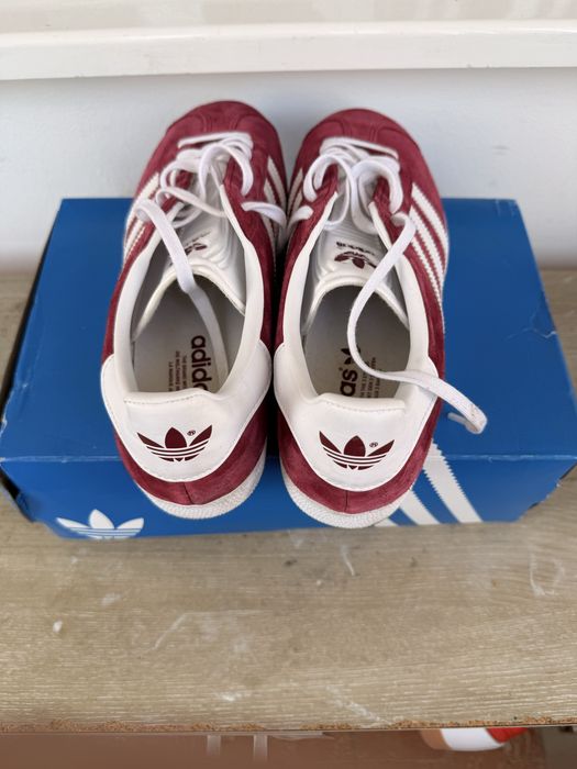 Adidas Gazelle, marime 42 2/3, rosu alb, piele intoarsa