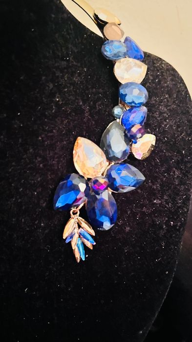 Уникално колие с камъни