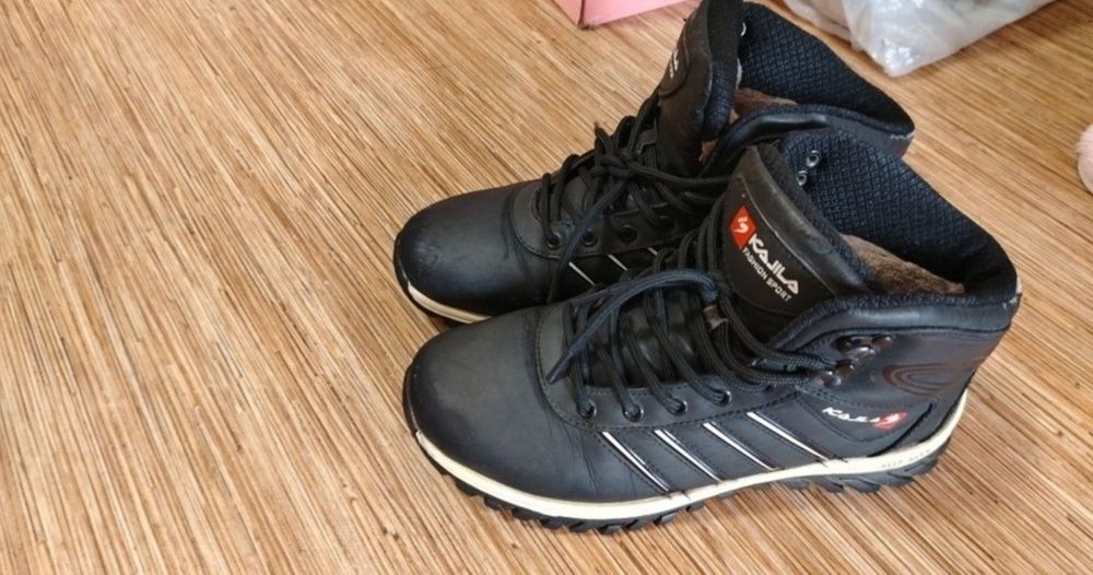 Кроссовки размер 43цена 2500