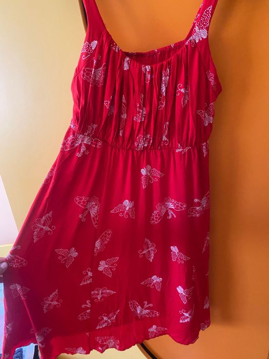 Червена рокля с принт