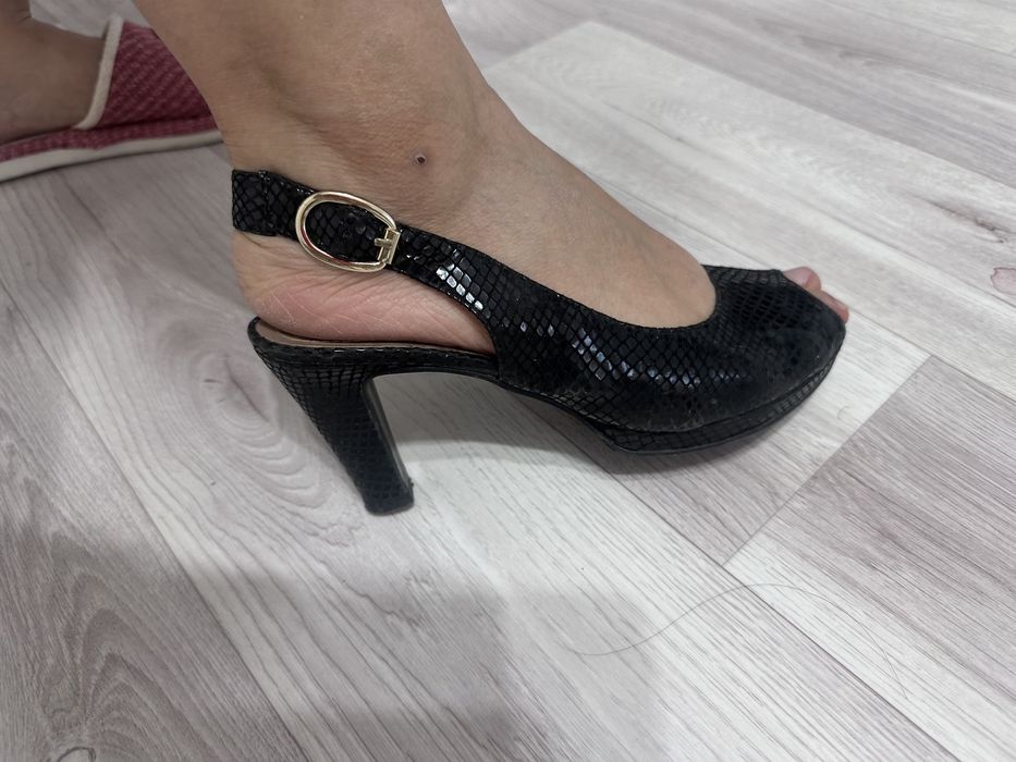 Продам босоножки