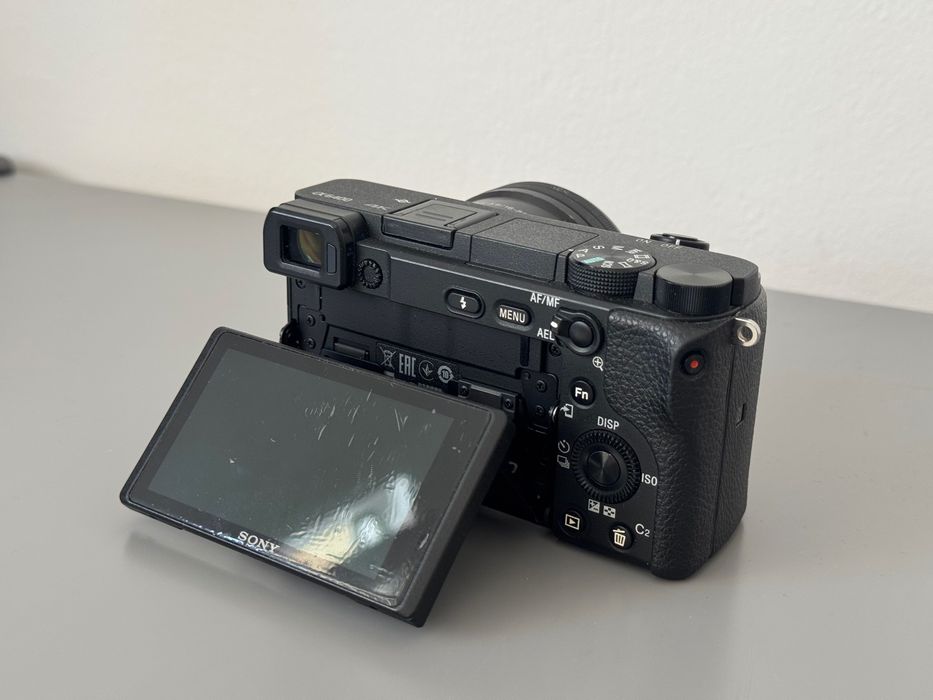 Vand Sony A6400 + obiectiv de kit 16-50mm f/3.5-5.6.