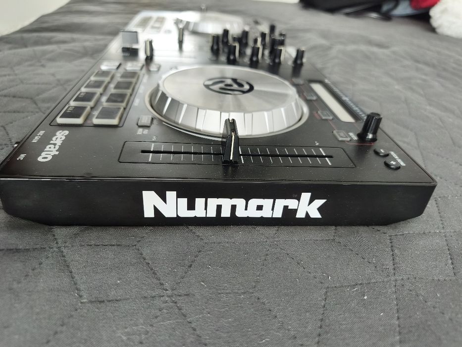 Numark Mixtrack Pro 3 DJ kontroller + táska és Ugreen RCA kábel Consolă DJ Numark Mixtrack Pro 3 + geantă de transport și cablu Ugreen