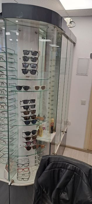 Продавам търговско оборудване / Витрини
