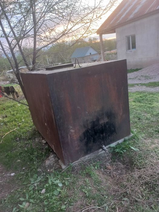 Бочка 3кубтық сатылады ағаштарда бар сатылатын