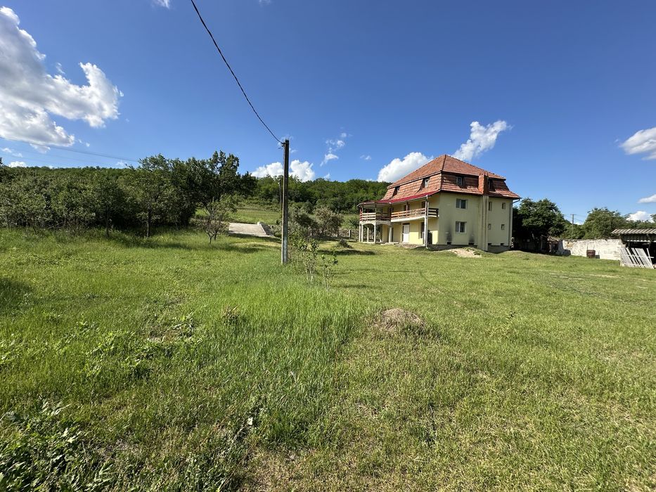 Casă de vânzare cu 64 arii teren