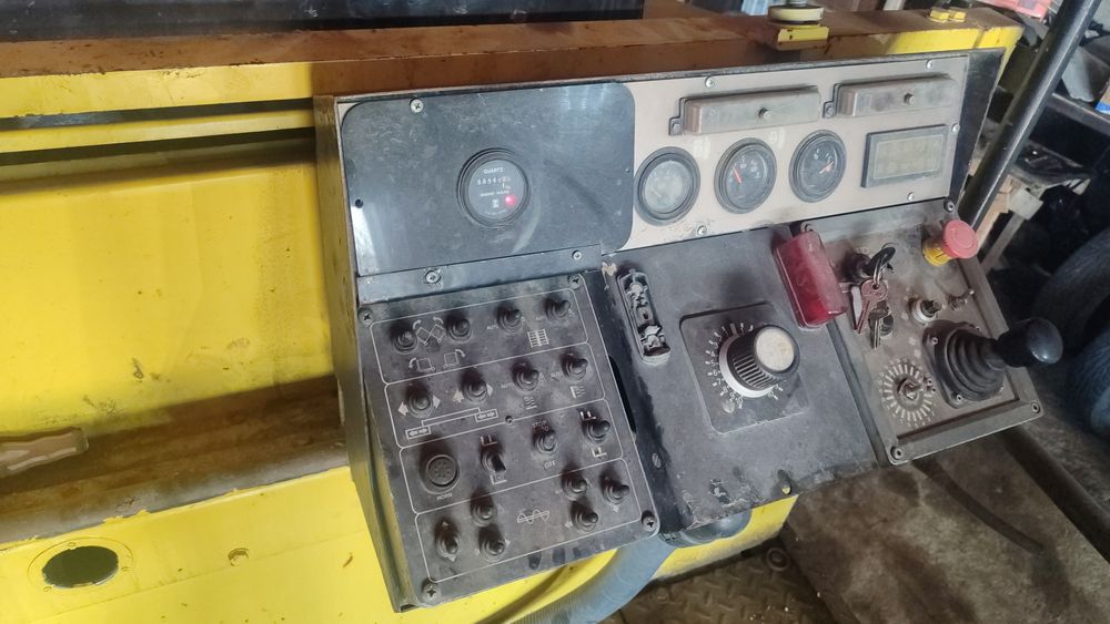 Срочно продам асфальтукладчик 6 метровый