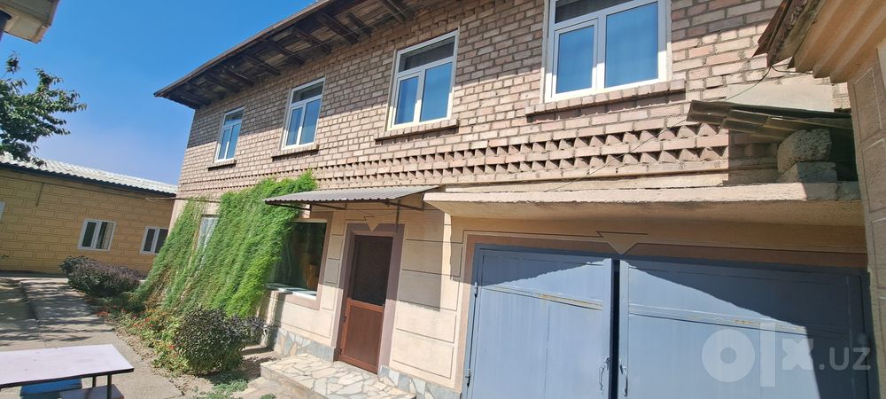 Hovli uy sotiladi.
