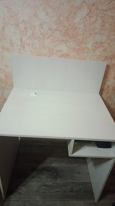 Белый компьютерный стол с полками