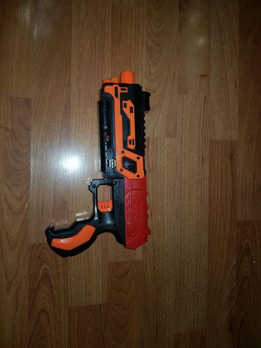 Продам пистолет бластер с батарейками