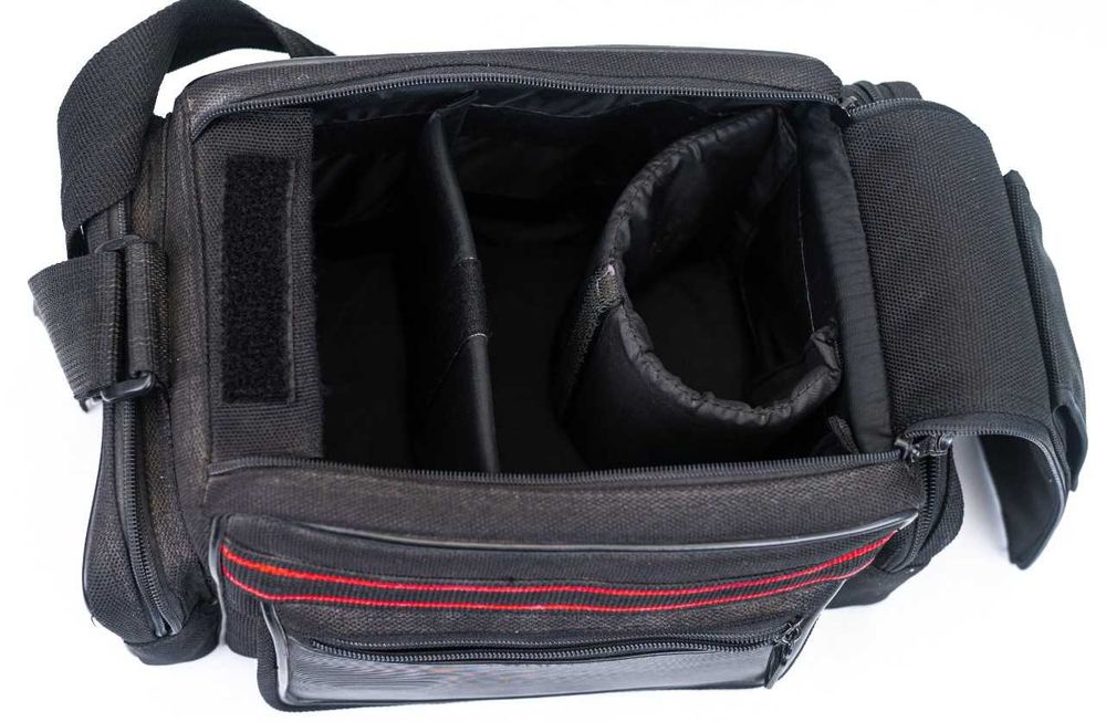 Geanta foto neagra. Dimensiuni: 25 x 18 x 20 cm