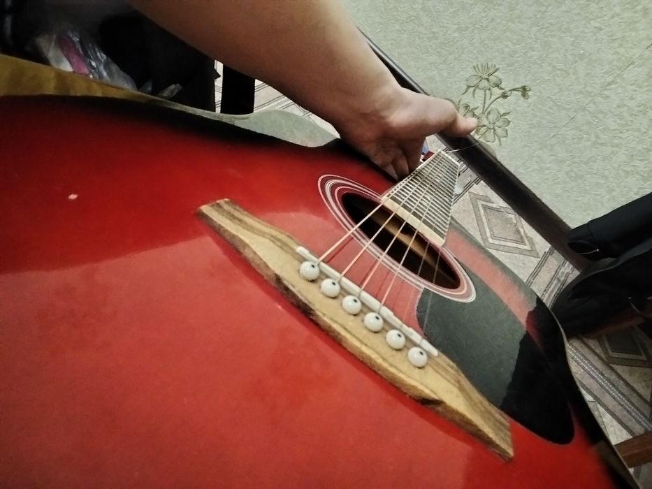 Гитара Homage красного цвета