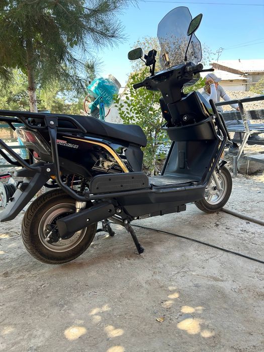 Yangi elektron skuter sotiladi