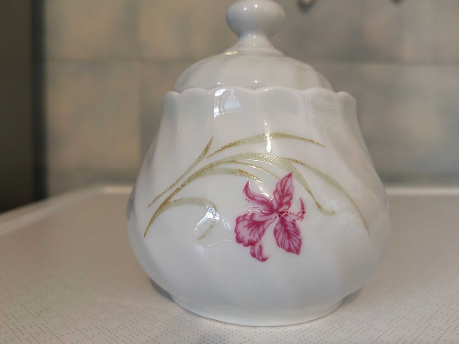 порцеланови чаши за кафе с чинийки, захарница и каничка