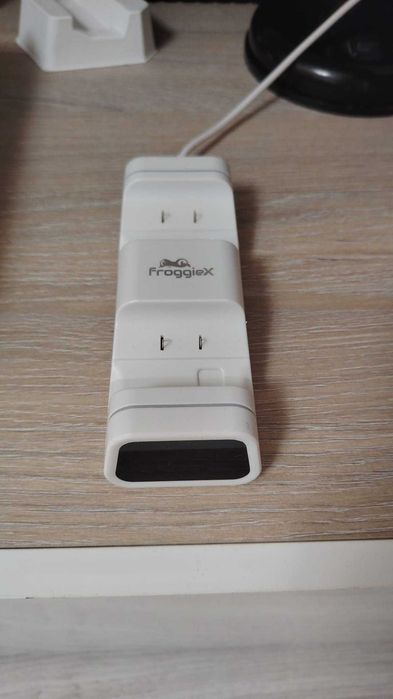 Xbox One S 1TB + 2 controllere + stație încărcare FroggieX