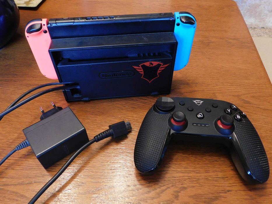 Consolă Nintendo Switch + 18 jocuri originale pe suport fizic (18 carduri) + accesorii complete