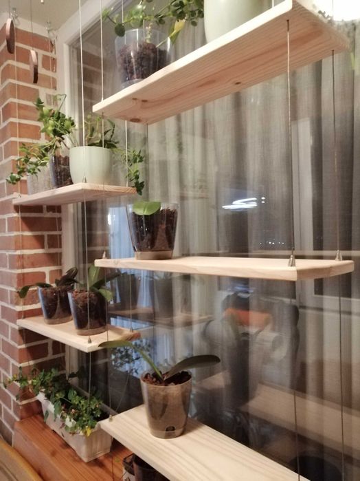 Висяща етажерка с дървени плотове