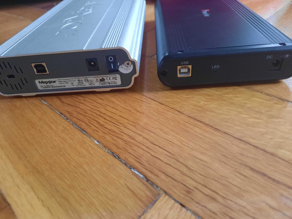 Pachet doua hard disk-uri externe