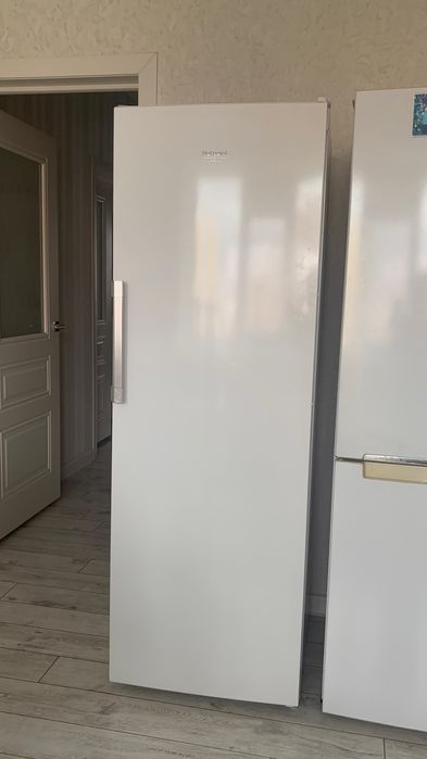 Продам морозильную камеру HotPoint модель Ariston