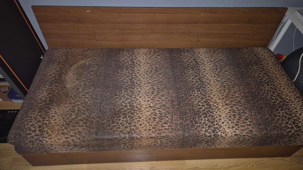 единично легло с повдигащ се механизъм