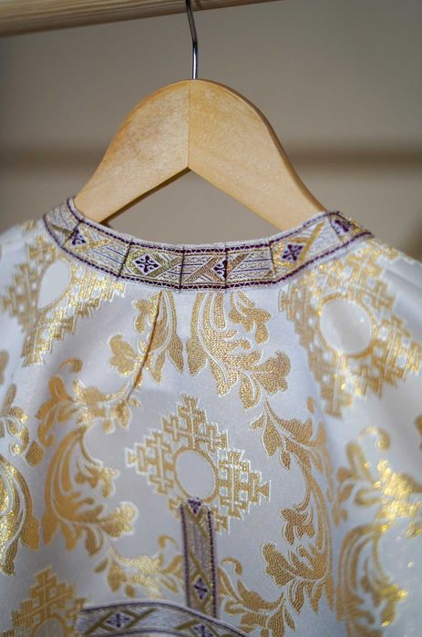 Veșmânt copii, auriu cu galon mov