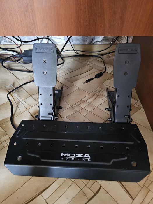 Игровой руль с педалями moza r5