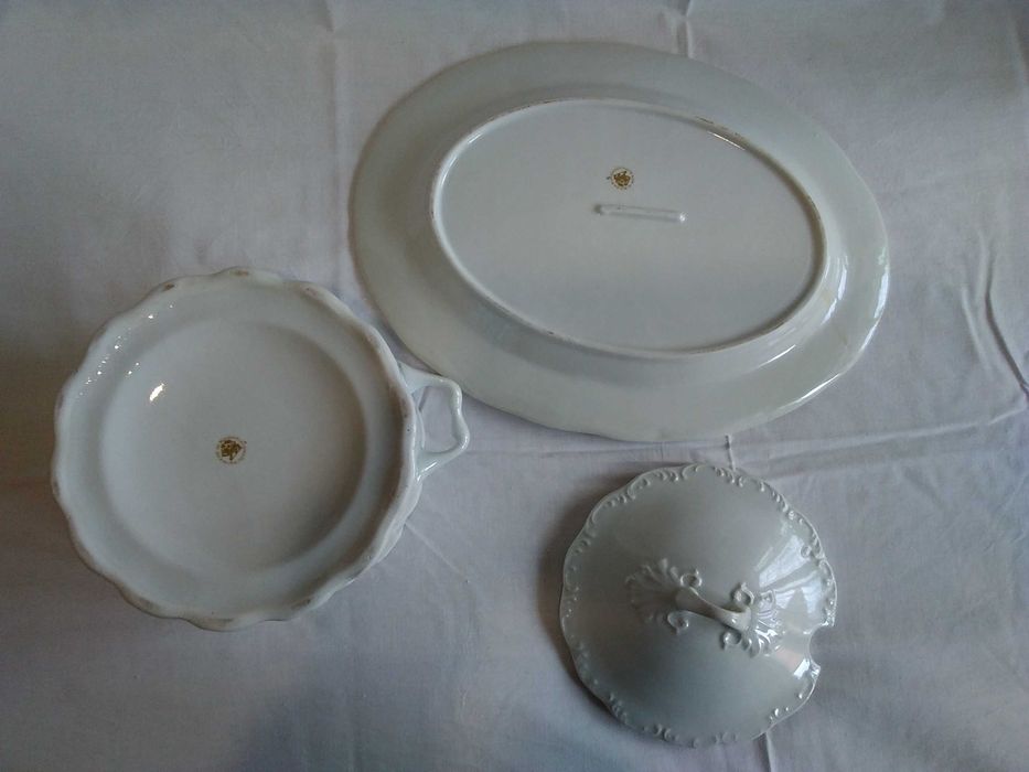 Продавам порцеланов супник и плато комплект