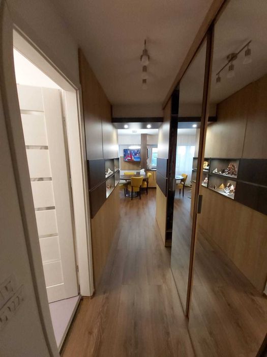 Studio modern mobilat si utilat la comanda, cu dressing generos-