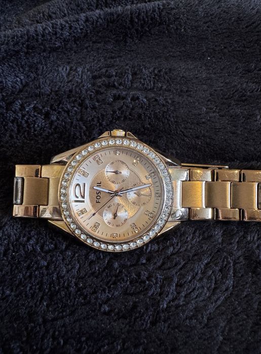 Дамски часовник Fossil Riley в цвят розово злато