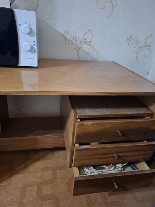 Отдам даром стол письменный.