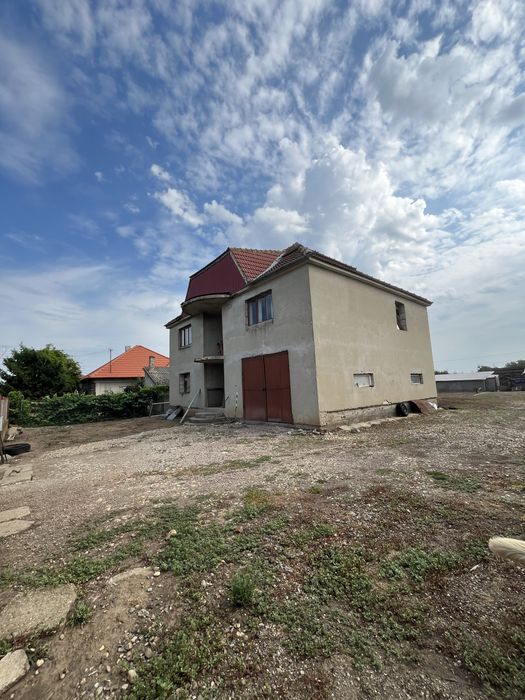 Casa mare de vanzare