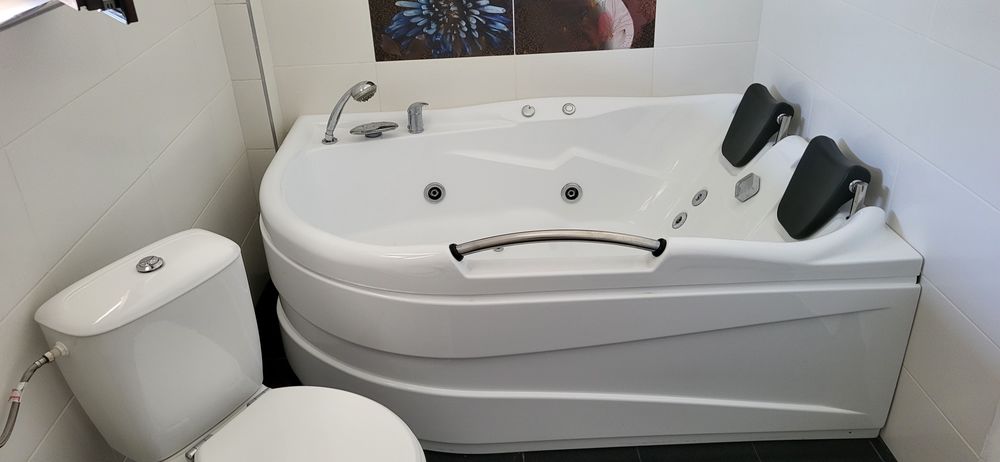 Cadă asimetrică cu hidromasaj