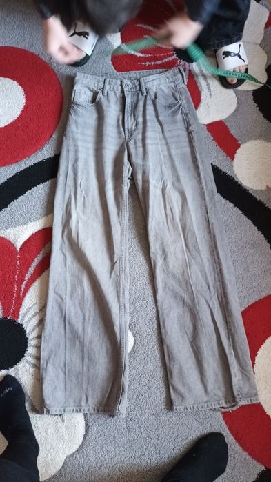 Vand pantaloni de blugi