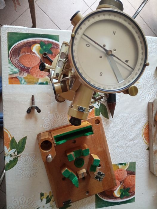 Teodolit model vechi din Germania stare perfectă