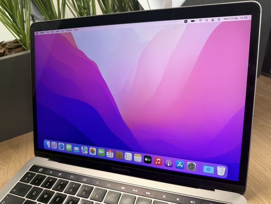 MacBook Pro 13-inch, 2019, Retina IRIS Plus, Touch Bar - Перфектен