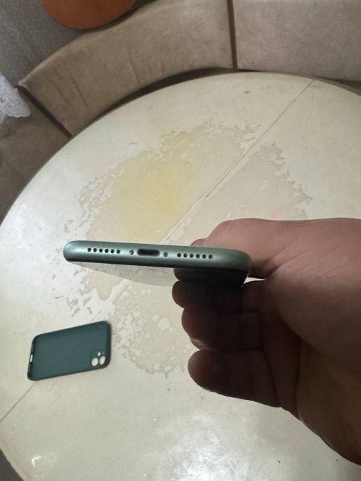 Айфон 11 на 128  продам