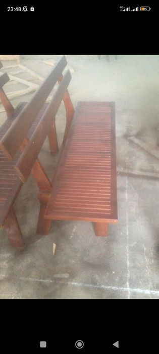 Деревянные столы с лавочками