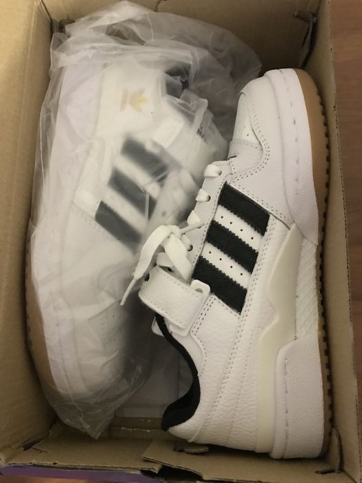 продается новый кроссовки adidas