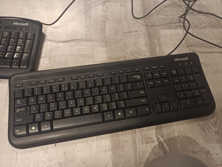 Vând urgent 3 tastaturi  + mouse de fiecare