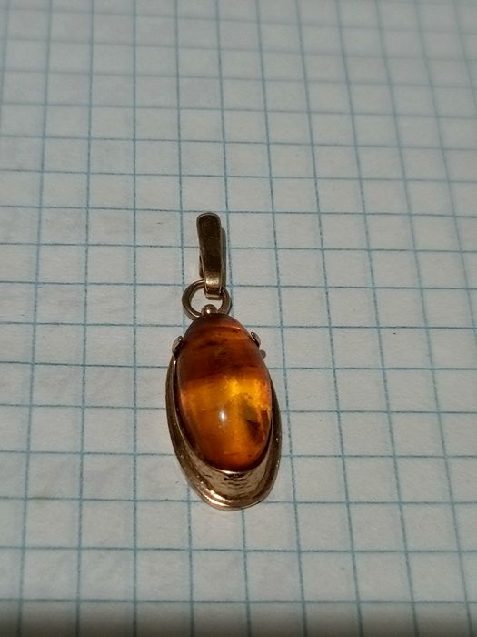 Золотой кулон с янтарем советский