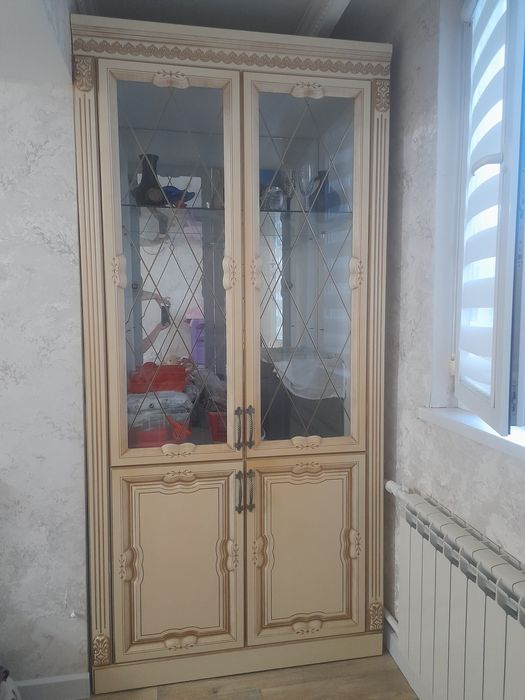 Шкаф-витрина для посуды