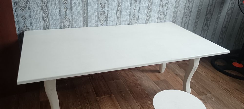продается стол белый