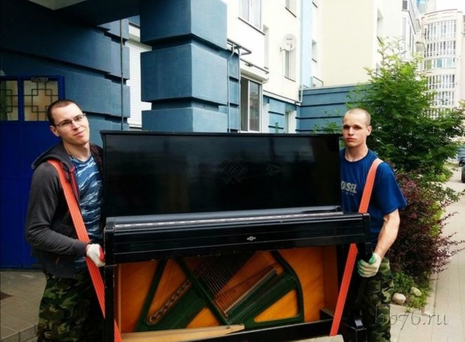 переноска пианино. переноска рояля. грузчики пианино. перевозка пианино фото. такелажники пианино.