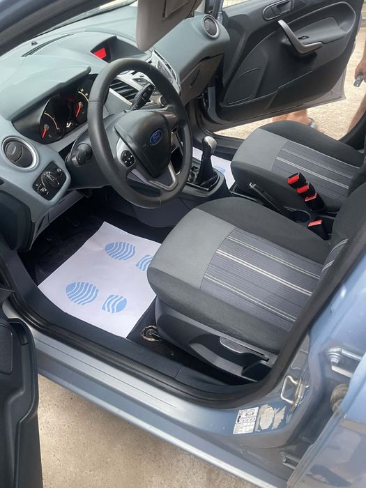 Se vinde FORD FIESTA 2010