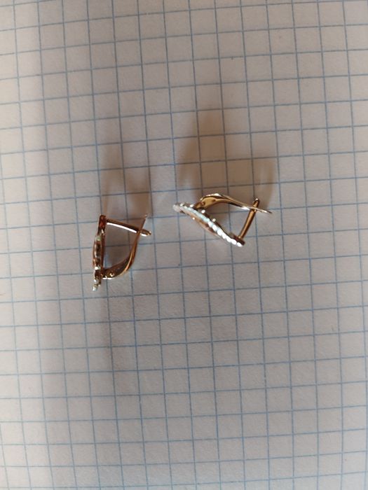 Продам золотые серьги