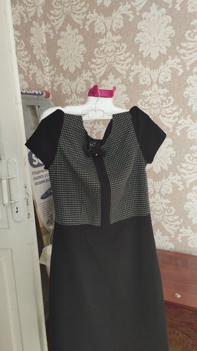 Платье ниже колена