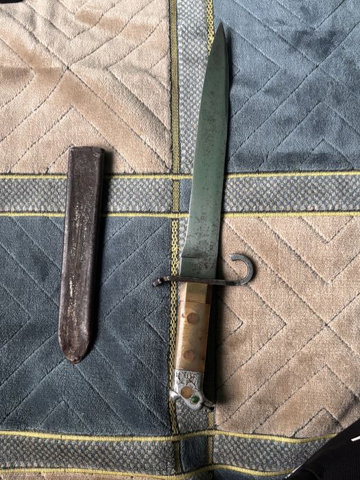 Ofer spre vanzare cuțit vechi de colectie.