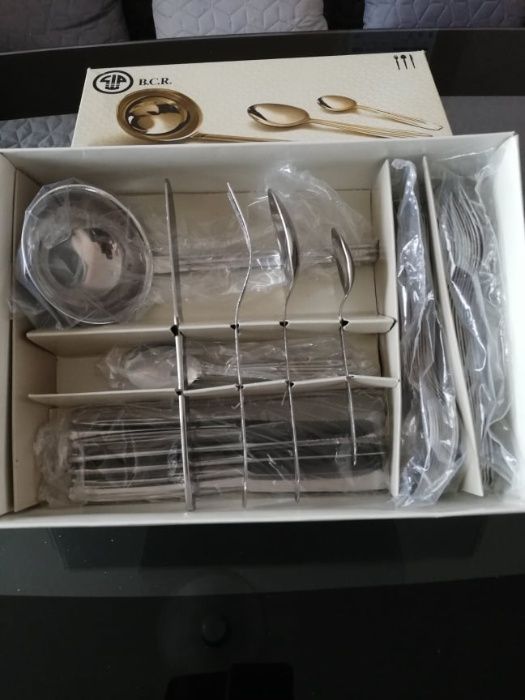 Продавам комплект чисто нови прибори